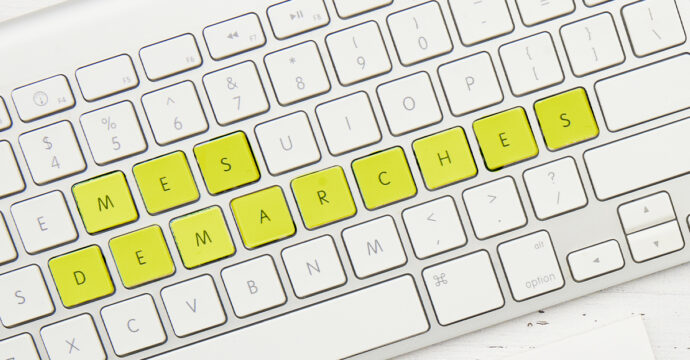 Montage photo avec les lettres des touches d'un clavier informatique qui forment le mot "Mes démarches"