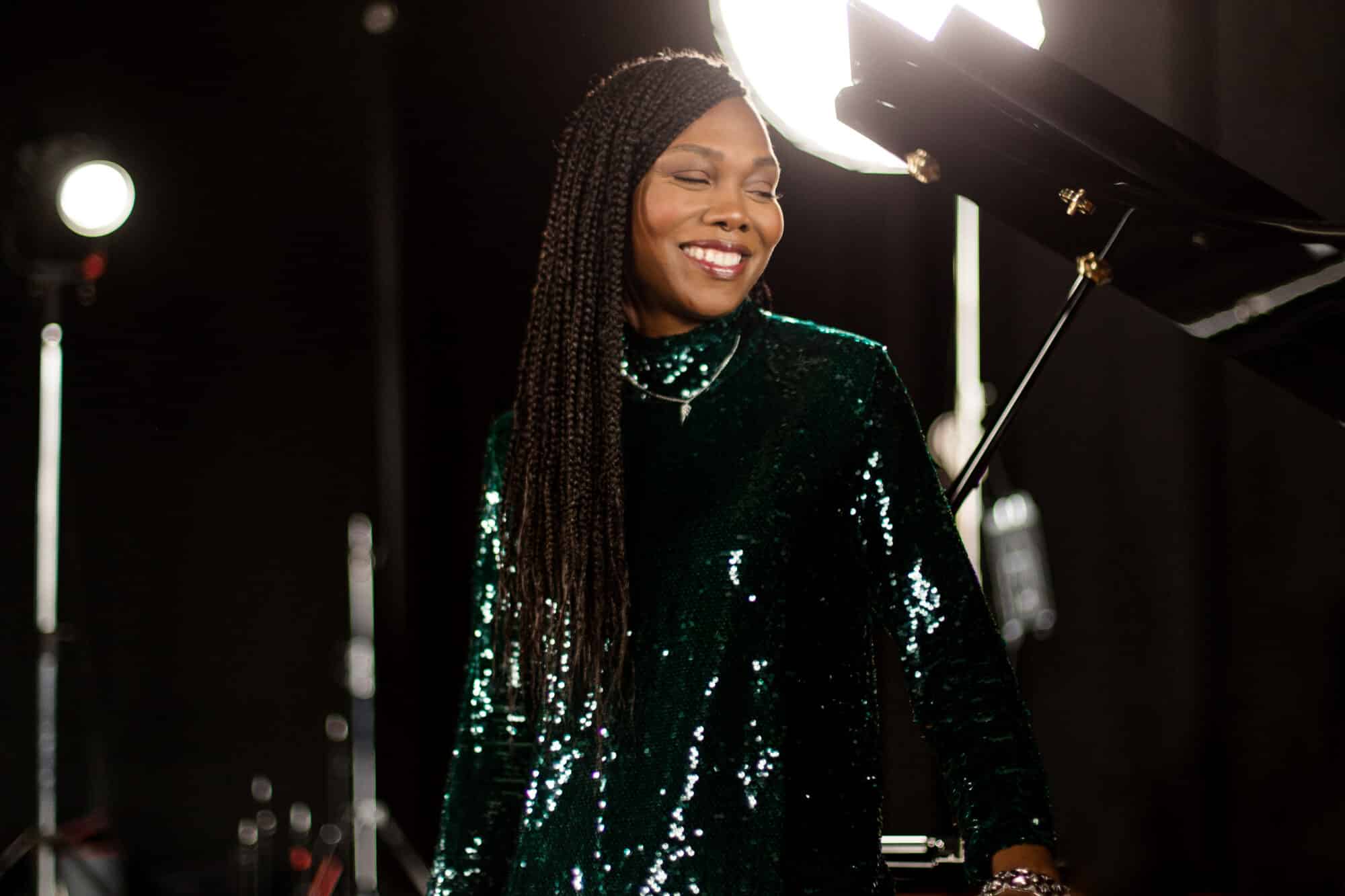 Kareen Guiock-Thuram devant un piano