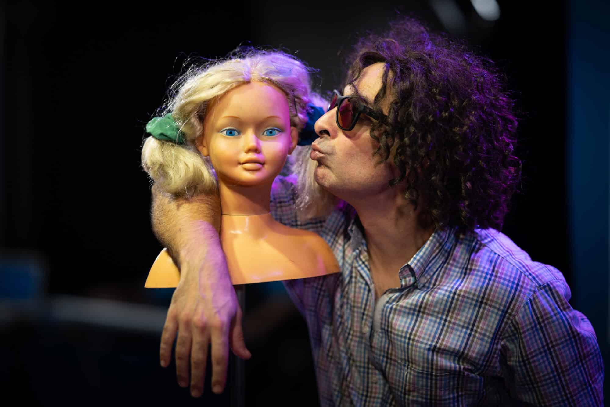 Comédien de la compagnie Carnages qui tient par l’épaule un mannequin en plastique