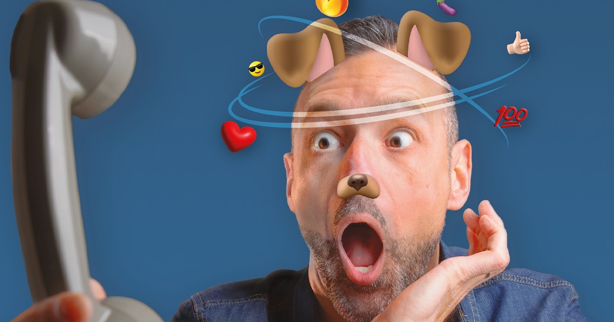 Christophe Basclo, visage paniqué, tenant un téléphone vintage, entouré d’emojis façon Snapchat.