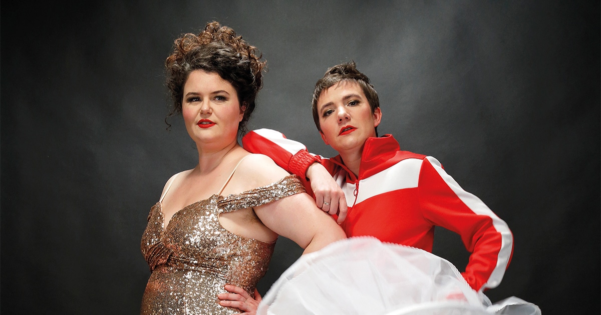 Gentiane Pierre et Noémie Lamour en costumes de scène, épaule contre épaule.