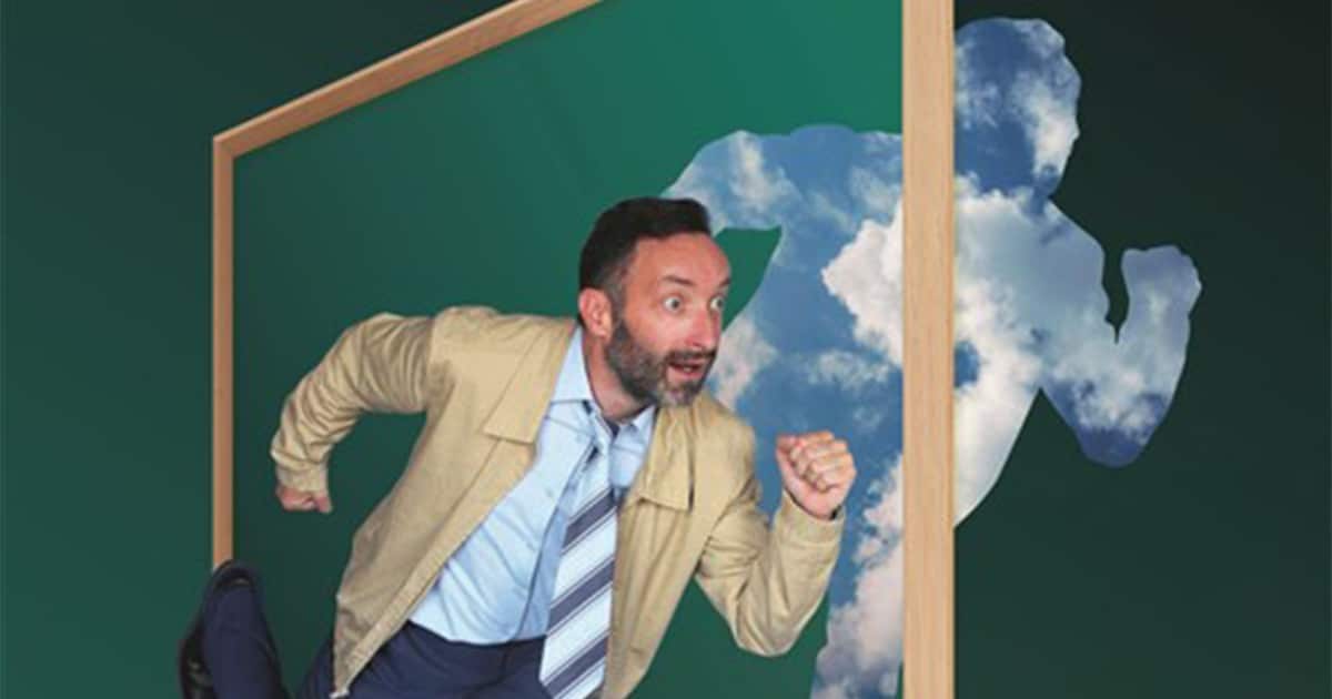 Christophe Bouquet figé dans une pose de course, devant un cadre vide projetant l’ombre d’un ciel nuageux.