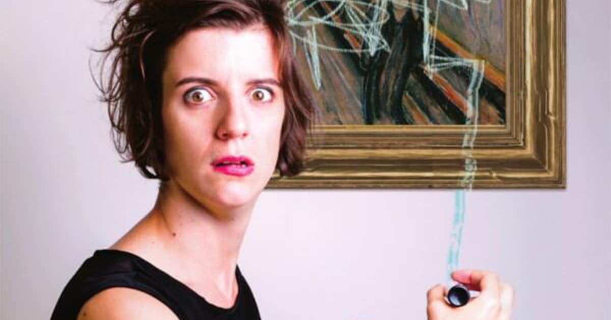 Amaia, feutre en main, regarde l’objectif devant une réplique du Cri de Munch qu’elle a gribouillée.