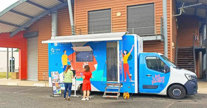 Bus de la famille sur le parking de la Maison du pour tous au Grand-Point