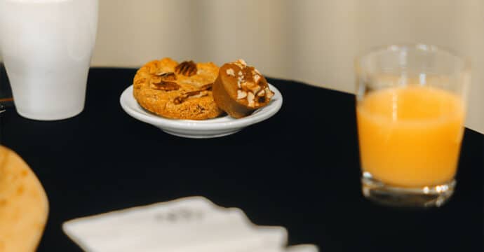 Photos d'une tables avec des biscuits et des boissons