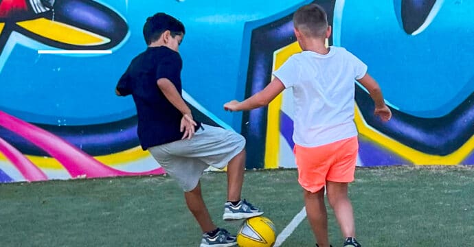 Deux adolescents qui se disputent un ballon de foot au City stade Émile ZOla